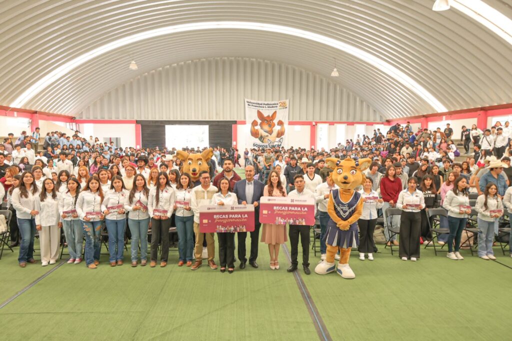 Natividad Castrejón entrega más de mil Becas para la Transformación en la UPFIM