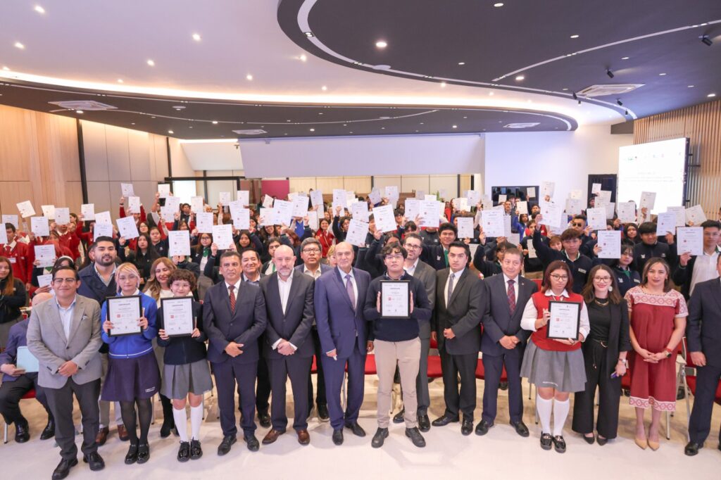 SEPH entrega certificados de inglés a más de 22 mil estudiantes de bachillerato