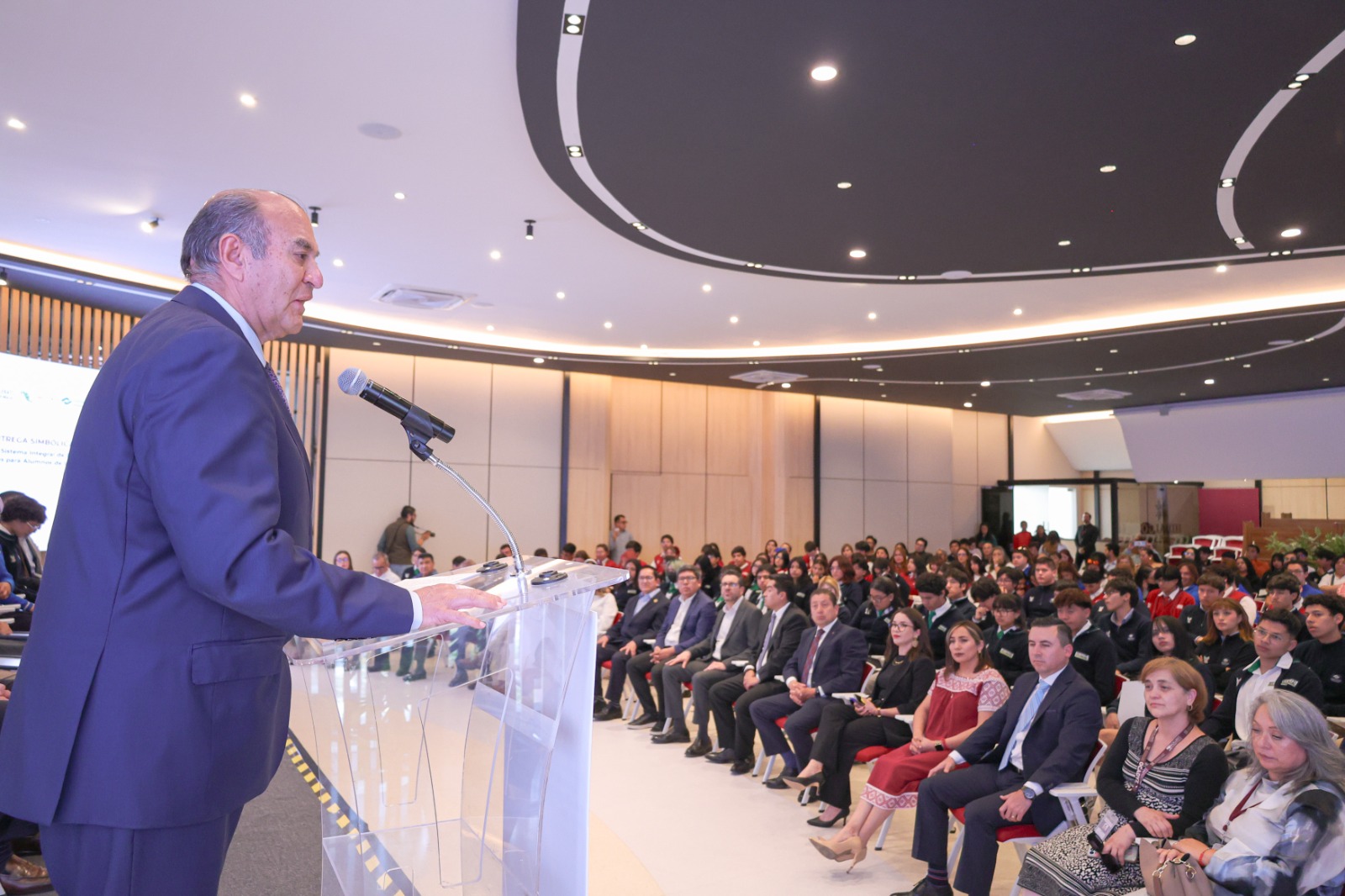 SEPH entrega certificados de inglés a más de 22 mil estudiantes de bachillerato