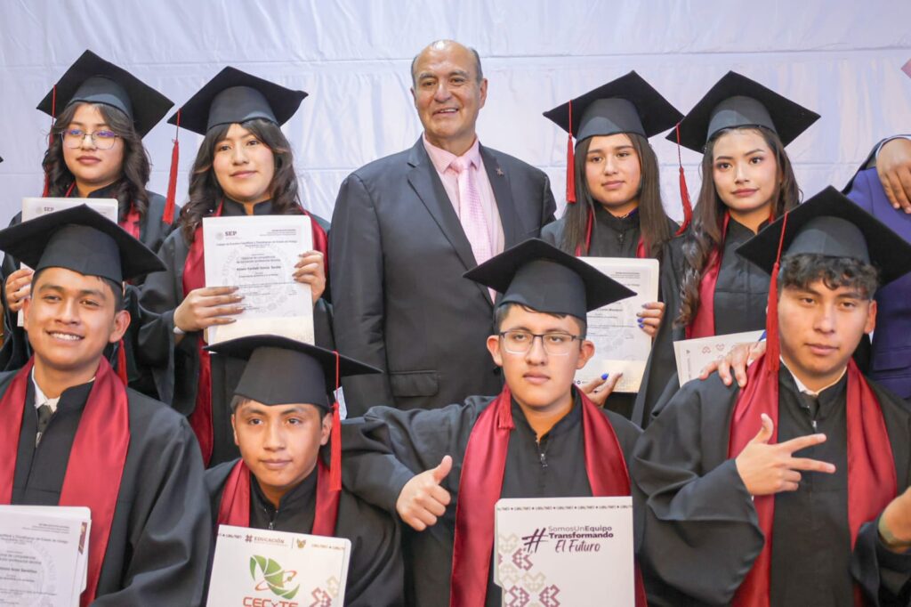 El secretario Natividad Castrejón encabezó las ceremonias de graduación del CECyTEH en los planteles Omitlán, El Chico, Tizayuca y Metropolitano.