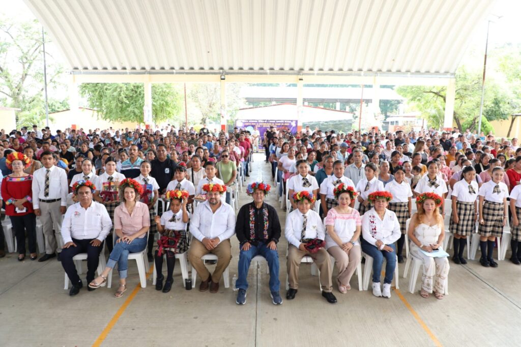 Beneficia SEPH con apoyos e infraestructura a estudiantes de San Felipe Orizatlán