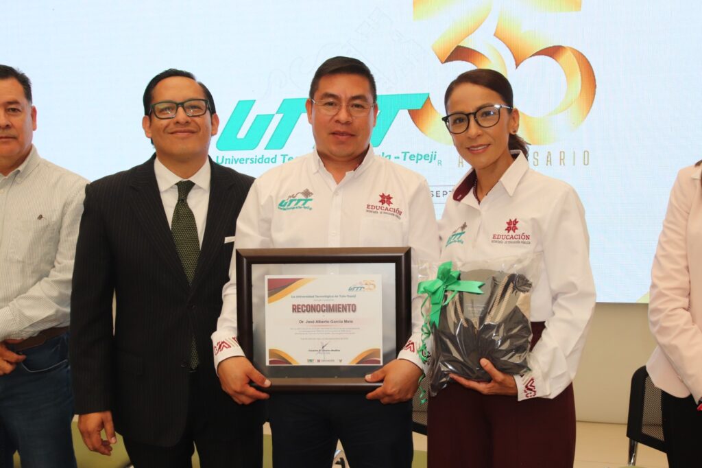 UT de Tula-Tepeji reconoce trayectoria académica y laboral en su 35 aniversario