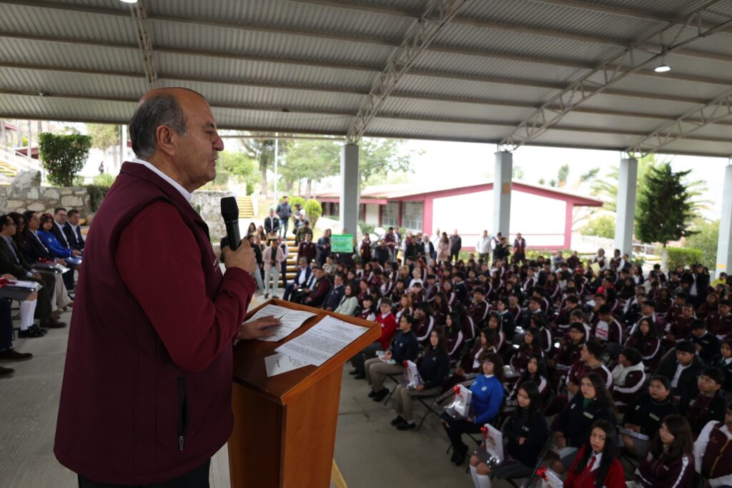 Natividad Castrejón entrega uniformes y libros a estudiantes de bachillerato