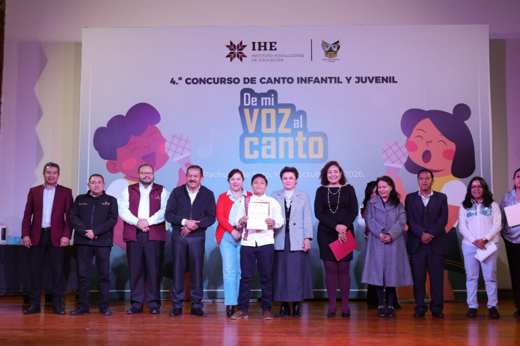 La Secretaría de Educación Pública de Hidalgo (SEPH), a través de la Dirección General de Fortalecimiento Educativo, realizó la cuarta edición del Concurso de Canto Infantil y Juvenil “De mi Voz al Canto”, con la participación de estudiantes de preescolar, primaria y secundaria, con el propósito acercar a las y los alumnos desde temprana edad a la música, mediante la producción, expresión y composición musical. Durante el evento, la subsecretaria de Educación Básica, Nancy Adriana León Vite, acompañada de la titular de la Unidad de Promoción Voluntaria de la SEPH, Virginia Hurtado Salinas, felicitó a las y los participantes y reconoció el esfuerzo y la preparación detrás de cada presentación. “Cuando llega un niño a un concurso es porque ya recibió toda la preparación que le dieron sus maestros y el valioso apoyo de sus padres”, expresó. Destacó la importancia de abrir espacios para que niñas, niños y adolescentes expresen su talento y desarrollen sus habilidades, como parte de la visión educativa del gobernador Julio Menchaca Salazar y del secretario de Educación Pública de Hidalgo, Natividad Castrejón Valdez. Por su parte, el director general de Fortalecimiento Educativo, Martín Pérez Sierra, expresó su reconocimiento y agradecimiento a las familias y al personal docente por acompañar e impulsar de manera constante la formación de los estudiantes. En la Categoría A, correspondiente a preescolar, el primer lugar fue para Allison Thaily Lara Ávila, de la escuela “Kokonetsin” de Pachuca. El segundo lugar lo obtuvo Evan Santino Vite Morales, del plantel “Justo Sierra”, de Xochicoatlán, y el tercero, Leonardo Israel Cisneros Montalvo, de la escuela “Octavio Paz”, de Mineral de la Reforma. En la Categoría B, de primaria, José de Jesús Vite Castro, de la primaria general “Benito Juárez”, de Huejutla, obtuvo el primer lugar; Renata Badillo Arteaga, de la primaria “Francisco I. Madero”, de Metztitlán, quedó en segundo sitio, y Odalys Jenice Monroy Ávila, de la primaria indígena “Vicente Guerrero”, de San Bartolo Tutotepec, ocupó el tercero. En la Categoría C, de secundaria, el primer lugar correspondió a Diego Zaid Ponce Vázquez, de la Secundaria Técnica No. 71, de Mineral de la Reforma; el segundo, a Dafne Araceli Castañeda Reyes, de la Secundaria General Johannes Kepler, de Tizayuca, y el tercero, a Omner Suriel Salazar Sánchez, de la Secundaria General Ricardo Garibay, de Pachuca. Nota relacionada: UTEC e ICATHI fortalecen la vinculación para la capacitación laboral y desarrollo profesional Con estas acciones, la SEPH reafirma su compromiso con impulsar el arte y la expresión musical en las aulas, como parte de la  formación integral de las y los alumnos hidalguenses.