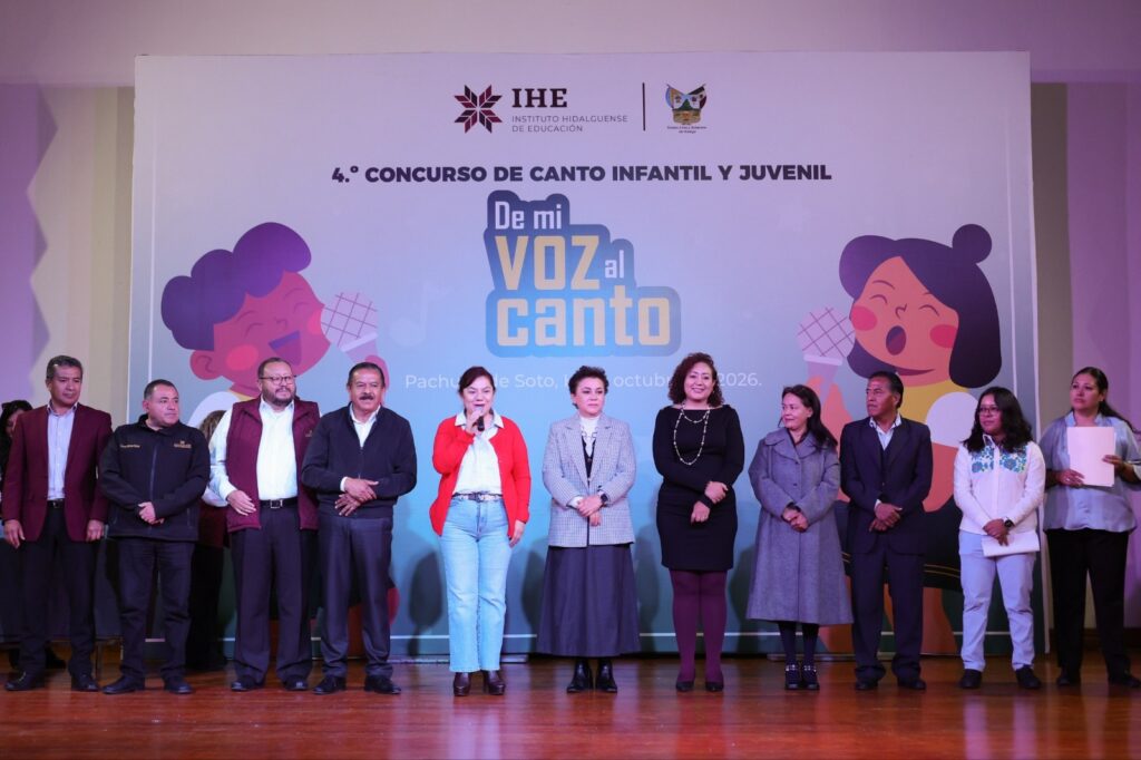 La Secretaría de Educación Pública de Hidalgo (SEPH), a través de la Dirección General de Fortalecimiento Educativo, realizó la cuarta edición del Concurso de Canto Infantil y Juvenil “De mi Voz al Canto”, con la participación de estudiantes de preescolar, primaria y secundaria, con el propósito acercar a las y los alumnos desde temprana edad a la música, mediante la producción, expresión y composición musical. Durante el evento, la subsecretaria de Educación Básica, Nancy Adriana León Vite, acompañada de la titular de la Unidad de Promoción Voluntaria de la SEPH, Virginia Hurtado Salinas, felicitó a las y los participantes y reconoció el esfuerzo y la preparación detrás de cada presentación. “Cuando llega un niño a un concurso es porque ya recibió toda la preparación que le dieron sus maestros y el valioso apoyo de sus padres”, expresó. Destacó la importancia de abrir espacios para que niñas, niños y adolescentes expresen su talento y desarrollen sus habilidades, como parte de la visión educativa del gobernador Julio Menchaca Salazar y del secretario de Educación Pública de Hidalgo, Natividad Castrejón Valdez. Por su parte, el director general de Fortalecimiento Educativo, Martín Pérez Sierra, expresó su reconocimiento y agradecimiento a las familias y al personal docente por acompañar e impulsar de manera constante la formación de los estudiantes. En la Categoría A, correspondiente a preescolar, el primer lugar fue para Allison Thaily Lara Ávila, de la escuela “Kokonetsin” de Pachuca. El segundo lugar lo obtuvo Evan Santino Vite Morales, del plantel “Justo Sierra”, de Xochicoatlán, y el tercero, Leonardo Israel Cisneros Montalvo, de la escuela “Octavio Paz”, de Mineral de la Reforma. En la Categoría B, de primaria, José de Jesús Vite Castro, de la primaria general “Benito Juárez”, de Huejutla, obtuvo el primer lugar; Renata Badillo Arteaga, de la primaria “Francisco I. Madero”, de Metztitlán, quedó en segundo sitio, y Odalys Jenice Monroy Ávila, de la primaria indígena “Vicente Guerrero”, de San Bartolo Tutotepec, ocupó el tercero. En la Categoría C, de secundaria, el primer lugar correspondió a Diego Zaid Ponce Vázquez, de la Secundaria Técnica No. 71, de Mineral de la Reforma; el segundo, a Dafne Araceli Castañeda Reyes, de la Secundaria General Johannes Kepler, de Tizayuca, y el tercero, a Omner Suriel Salazar Sánchez, de la Secundaria General Ricardo Garibay, de Pachuca. Nota relacionada: UTEC e ICATHI fortalecen la vinculación para la capacitación laboral y desarrollo profesional Con estas acciones, la SEPH reafirma su compromiso con impulsar el arte y la expresión musical en las aulas, como parte de la  formación integral de las y los alumnos hidalguenses.