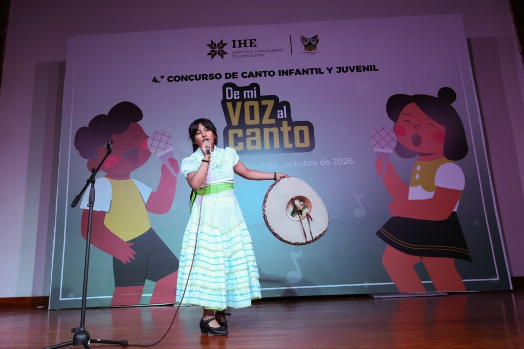 La Secretaría de Educación Pública de Hidalgo (SEPH), a través de la Dirección General de Fortalecimiento Educativo, realizó la cuarta edición del Concurso de Canto Infantil y Juvenil “De mi Voz al Canto”, con la participación de estudiantes de preescolar, primaria y secundaria, con el propósito acercar a las y los alumnos desde temprana edad a la música, mediante la producción, expresión y composición musical. Durante el evento, la subsecretaria de Educación Básica, Nancy Adriana León Vite, acompañada de la titular de la Unidad de Promoción Voluntaria de la SEPH, Virginia Hurtado Salinas, felicitó a las y los participantes y reconoció el esfuerzo y la preparación detrás de cada presentación. “Cuando llega un niño a un concurso es porque ya recibió toda la preparación que le dieron sus maestros y el valioso apoyo de sus padres”, expresó. Destacó la importancia de abrir espacios para que niñas, niños y adolescentes expresen su talento y desarrollen sus habilidades, como parte de la visión educativa del gobernador Julio Menchaca Salazar y del secretario de Educación Pública de Hidalgo, Natividad Castrejón Valdez. Por su parte, el director general de Fortalecimiento Educativo, Martín Pérez Sierra, expresó su reconocimiento y agradecimiento a las familias y al personal docente por acompañar e impulsar de manera constante la formación de los estudiantes. En la Categoría A, correspondiente a preescolar, el primer lugar fue para Allison Thaily Lara Ávila, de la escuela “Kokonetsin” de Pachuca. El segundo lugar lo obtuvo Evan Santino Vite Morales, del plantel “Justo Sierra”, de Xochicoatlán, y el tercero, Leonardo Israel Cisneros Montalvo, de la escuela “Octavio Paz”, de Mineral de la Reforma. En la Categoría B, de primaria, José de Jesús Vite Castro, de la primaria general “Benito Juárez”, de Huejutla, obtuvo el primer lugar; Renata Badillo Arteaga, de la primaria “Francisco I. Madero”, de Metztitlán, quedó en segundo sitio, y Odalys Jenice Monroy Ávila, de la primaria indígena “Vicente Guerrero”, de San Bartolo Tutotepec, ocupó el tercero. En la Categoría C, de secundaria, el primer lugar correspondió a Diego Zaid Ponce Vázquez, de la Secundaria Técnica No. 71, de Mineral de la Reforma; el segundo, a Dafne Araceli Castañeda Reyes, de la Secundaria General Johannes Kepler, de Tizayuca, y el tercero, a Omner Suriel Salazar Sánchez, de la Secundaria General Ricardo Garibay, de Pachuca. Nota relacionada: UTEC e ICATHI fortalecen la vinculación para la capacitación laboral y desarrollo profesional Con estas acciones, la SEPH reafirma su compromiso con impulsar el arte y la expresión musical en las aulas, como parte de la  formación integral de las y los alumnos hidalguenses.