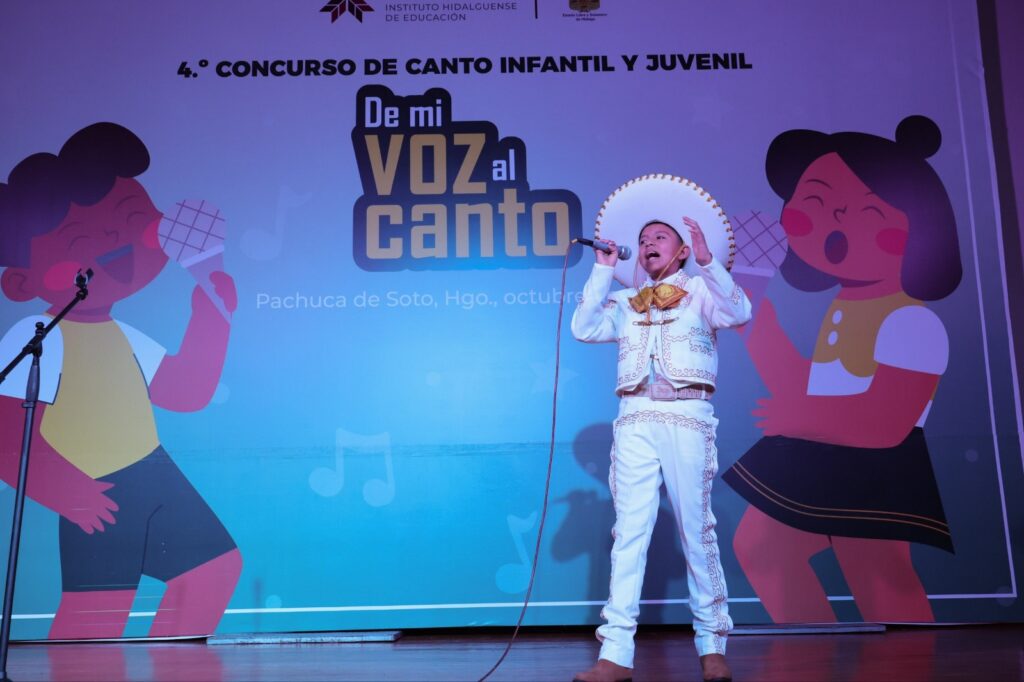 La Secretaría de Educación Pública de Hidalgo (SEPH), a través de la Dirección General de Fortalecimiento Educativo, realizó la cuarta edición del Concurso de Canto Infantil y Juvenil “De mi Voz al Canto”, con la participación de estudiantes de preescolar, primaria y secundaria, con el propósito acercar a las y los alumnos desde temprana edad a la música, mediante la producción, expresión y composición musical. Durante el evento, la subsecretaria de Educación Básica, Nancy Adriana León Vite, acompañada de la titular de la Unidad de Promoción Voluntaria de la SEPH, Virginia Hurtado Salinas, felicitó a las y los participantes y reconoció el esfuerzo y la preparación detrás de cada presentación. “Cuando llega un niño a un concurso es porque ya recibió toda la preparación que le dieron sus maestros y el valioso apoyo de sus padres”, expresó. Destacó la importancia de abrir espacios para que niñas, niños y adolescentes expresen su talento y desarrollen sus habilidades, como parte de la visión educativa del gobernador Julio Menchaca Salazar y del secretario de Educación Pública de Hidalgo, Natividad Castrejón Valdez. Por su parte, el director general de Fortalecimiento Educativo, Martín Pérez Sierra, expresó su reconocimiento y agradecimiento a las familias y al personal docente por acompañar e impulsar de manera constante la formación de los estudiantes. En la Categoría A, correspondiente a preescolar, el primer lugar fue para Allison Thaily Lara Ávila, de la escuela “Kokonetsin” de Pachuca. El segundo lugar lo obtuvo Evan Santino Vite Morales, del plantel “Justo Sierra”, de Xochicoatlán, y el tercero, Leonardo Israel Cisneros Montalvo, de la escuela “Octavio Paz”, de Mineral de la Reforma. En la Categoría B, de primaria, José de Jesús Vite Castro, de la primaria general “Benito Juárez”, de Huejutla, obtuvo el primer lugar; Renata Badillo Arteaga, de la primaria “Francisco I. Madero”, de Metztitlán, quedó en segundo sitio, y Odalys Jenice Monroy Ávila, de la primaria indígena “Vicente Guerrero”, de San Bartolo Tutotepec, ocupó el tercero. En la Categoría C, de secundaria, el primer lugar correspondió a Diego Zaid Ponce Vázquez, de la Secundaria Técnica No. 71, de Mineral de la Reforma; el segundo, a Dafne Araceli Castañeda Reyes, de la Secundaria General Johannes Kepler, de Tizayuca, y el tercero, a Omner Suriel Salazar Sánchez, de la Secundaria General Ricardo Garibay, de Pachuca. Nota relacionada: UTEC e ICATHI fortalecen la vinculación para la capacitación laboral y desarrollo profesional Con estas acciones, la SEPH reafirma su compromiso con impulsar el arte y la expresión musical en las aulas, como parte de la  formación integral de las y los alumnos hidalguenses.