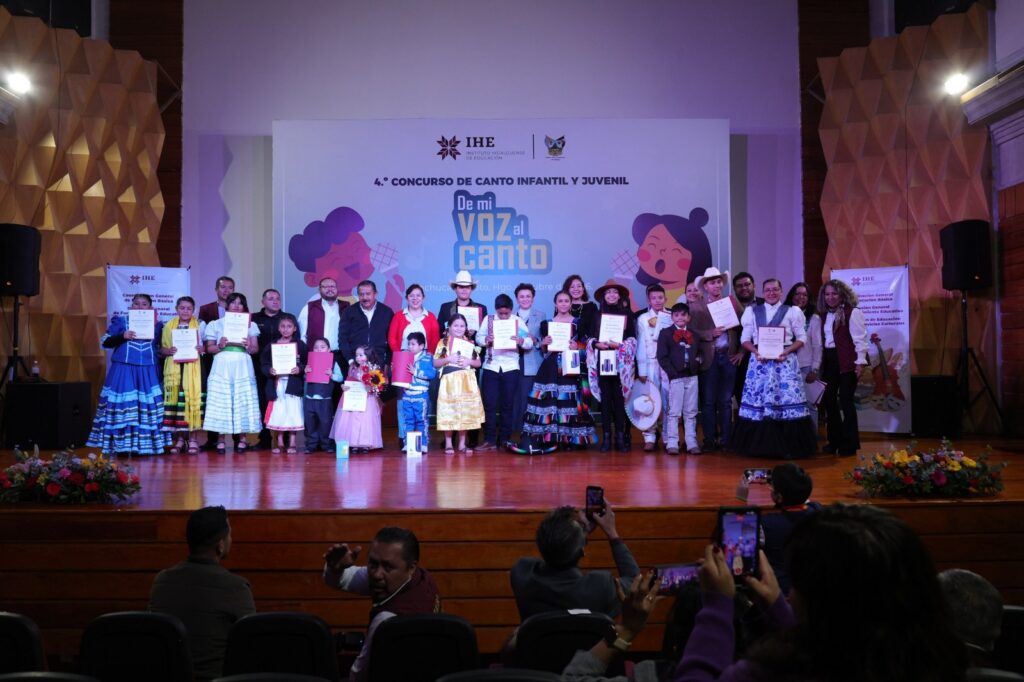 La Secretaría de Educación Pública de Hidalgo (SEPH), a través de la Dirección General de Fortalecimiento Educativo, realizó la cuarta edición del Concurso de Canto Infantil y Juvenil “De mi Voz al Canto”, con la participación de estudiantes de preescolar, primaria y secundaria, con el propósito acercar a las y los alumnos desde temprana edad a la música, mediante la producción, expresión y composición musical. Durante el evento, la subsecretaria de Educación Básica, Nancy Adriana León Vite, acompañada de la titular de la Unidad de Promoción Voluntaria de la SEPH, Virginia Hurtado Salinas, felicitó a las y los participantes y reconoció el esfuerzo y la preparación detrás de cada presentación. “Cuando llega un niño a un concurso es porque ya recibió toda la preparación que le dieron sus maestros y el valioso apoyo de sus padres”, expresó. Destacó la importancia de abrir espacios para que niñas, niños y adolescentes expresen su talento y desarrollen sus habilidades, como parte de la visión educativa del gobernador Julio Menchaca Salazar y del secretario de Educación Pública de Hidalgo, Natividad Castrejón Valdez. Por su parte, el director general de Fortalecimiento Educativo, Martín Pérez Sierra, expresó su reconocimiento y agradecimiento a las familias y al personal docente por acompañar e impulsar de manera constante la formación de los estudiantes. En la Categoría A, correspondiente a preescolar, el primer lugar fue para Allison Thaily Lara Ávila, de la escuela “Kokonetsin” de Pachuca. El segundo lugar lo obtuvo Evan Santino Vite Morales, del plantel “Justo Sierra”, de Xochicoatlán, y el tercero, Leonardo Israel Cisneros Montalvo, de la escuela “Octavio Paz”, de Mineral de la Reforma. En la Categoría B, de primaria, José de Jesús Vite Castro, de la primaria general “Benito Juárez”, de Huejutla, obtuvo el primer lugar; Renata Badillo Arteaga, de la primaria “Francisco I. Madero”, de Metztitlán, quedó en segundo sitio, y Odalys Jenice Monroy Ávila, de la primaria indígena “Vicente Guerrero”, de San Bartolo Tutotepec, ocupó el tercero. En la Categoría C, de secundaria, el primer lugar correspondió a Diego Zaid Ponce Vázquez, de la Secundaria Técnica No. 71, de Mineral de la Reforma; el segundo, a Dafne Araceli Castañeda Reyes, de la Secundaria General Johannes Kepler, de Tizayuca, y el tercero, a Omner Suriel Salazar Sánchez, de la Secundaria General Ricardo Garibay, de Pachuca. Nota relacionada: UTEC e ICATHI fortalecen la vinculación para la capacitación laboral y desarrollo profesional Con estas acciones, la SEPH reafirma su compromiso con impulsar el arte y la expresión musical en las aulas, como parte de la  formación integral de las y los alumnos hidalguenses.