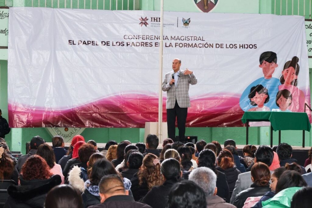 Encabeza Natividad Castrejón conferencia magistral sobre formación familiar y bienestar socioemocional en Mixquiahuala