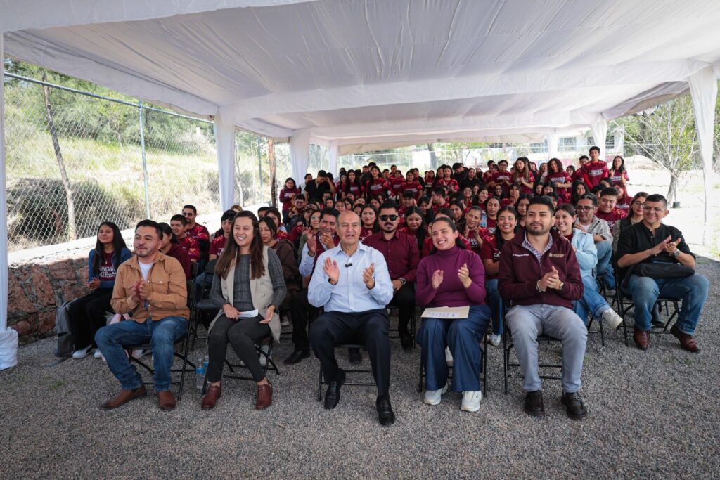 El secretario de Educación Pública de Hidalgo, Natividad Castrejón Valdez, entregó un edificio de dos niveles con 12 aulas en la Escuela Primaria Pedro María Anaya, en Huichapan, obra que representó una inversión de 12.9 millones de pesos y que fortalecerá la infraestructura educativa del plantel. Como parte de la gira de trabajo, también visitó las instalaciones de la Universidad Nacional Rosario Castellanos, en Tecozautla. Durante la entrega, Natividad Castrejón señaló que, bajo el liderazgo del gobernador Julio Menchaca Salazar, se trabaja para dotar a las escuelas de espacios dignos y adecuados para el aprendizaje. Asimismo, reconoció la labor del personal docente y la participación de madres y padres de familia en la formación de sus hijas e hijos. A las y los estudiantes los exhortó a desarrollar su potencial y destacó la importancia de la educación emocional para su desarrollo integral. Por su parte, la presidenta municipal de Huichapan, Yeymi Yadira Solís Zavala, señaló que la entrega de esta infraestructura refrenda el compromiso de los gobiernos de la Cuarta Transformación con el derecho a la educación. En ese sentido, recordó que la educación debe ser pública, gratuita, obligatoria, nacionalista, democrática, universal, inclusiva y asequible, de acuerdo con lo establecido en la Constitución. En Tecozautla, Natividad Castrejón recorrió las instalaciones de la Universidad Nacional Rosario Castellanos, que cuenta con 121 estudiantes inscritos en las licenciaturas de Derecho y Criminología, Administración y Comercio, y Turismo. Además, 90 aspirantes cursan el semestre cero para ingresar a las carreras de Medicina General y Comunitaria, y Enfermería. En su visita, el secretario de Educación Pública de Hidalgo expresó: “Para muchas familias, continuar los estudios significaba trasladarse a otra ciudad y asumir gastos de transporte, alimentación y alojamiento. Contar con una universidad pública y gratuita en este municipio representa una oportunidad concreta para la juventud. Queremos que el talento encuentre oportunidades aquí, cerca de casa.” La presidenta municipal de Tecozautla, Marisol Prieto Avendaño, agradeció el respaldo de la presidenta de México, Claudia Sheinbaum Pardo, para la consolidación de este proyecto educativo y señaló que el inicio de actividades del campus es resultado de la coordinación entre los tres órdenes de gobierno. Nota relacionada: Desarrolla UPT sistema de bajo costo para mejorar imágenes de retina En la gira participaron la subsecretaria de Educación Básica, Nancy Adriana León Vite; la subsecretaria de Planeación y Evaluación, Xóchitl García Curiel; el director general del Instituto Hidalguense de la Infraestructura Física Educativa (INHIFE), Cristian Miguel Catalán Wenceslao; la directora general de Servicios Regionales, Josefina Serrano Bautista, y el director general de Educación Superior, Emmanuel Flores Bermúdez, entre otros funcionarios.