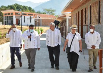 AMLO puso en riesgo de contagio a góbers y ciudadanos