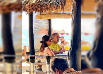 López-Gatell vacaciona en playas de Oaxaca y causa polémica (FOTOS)