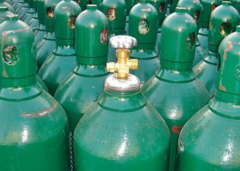 Ante escasez, mercado negro comercializa tanques de oxígeno