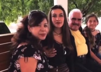 Señalan de acoso a Vicente Fernández, tras tocarle el seno a una joven