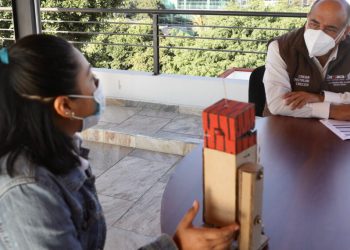 Alumna oaxaqueña aprovecha clases a distancia y crea un robot bípedo