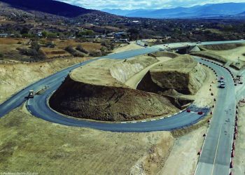Después de 10 años, carretera de la Costa de Oaxaca lleva un avance del 64 por ciento