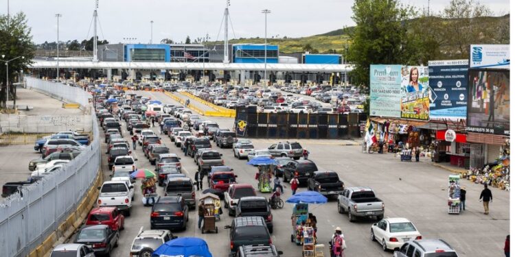 Limitan otro mes cruces terrestres no esenciales entre México y EU