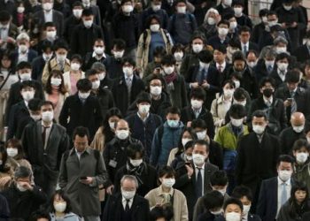 Cubrebocas, por muchos, muchos meses más, anticipan en EU