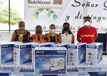 Murat Hinojosa entrega apoyos en el Istmo de Tehuantepec