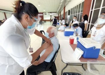 La estrategia de vacunación Contra el Covid 19 en México no es producto de una ocurrencia, advirtió el presidente Andrés Manuel López Obrador. Aseguró que a más tardar en abril estarán vacunados a cerca de 15 millones de adultos mayores de 60 años. En una ceremonia de evaluación de los programas de Bienestar en Zacatecas, donde realiza una gira desde el sábado, reconoció que “urge que los niños ya vayan a la escuela a estar con sus compañeros, con sus compañeras, esa socialización tan importante que se da en las escuelas del país”. Para eso estamos vacunando. Empezamos con trabajadores de la salud, los que están salvando vidas en hospitales COVID, ya prácticamente los hemos vacunado a todos en el país. “Y ya comenzamos –añadió–, a vacunar a los adultos mayores de todo el país; yo espero que a más tardar en abril tengamos vacunados a cerca de 15 millones de adultos mayores, mayores de 60 años. “Vamos a disminuir la mortalidad por Covid 19 en un 80 por ciento” López Obrador destacó que si se vacuna a los adultos mayores de 60 años “vamos a disminuir la mortalidad por COVID en un 80 por ciento”. “No es una ocurrencia, estamos actuando con apego a las recomendaciones médicas y con mucha responsabilidad para que haya igualdad”, expresó. En su mensaje, el primer mandatario subrayó que en la estrategia de vacunación contra el Covid 19 “nada de que yo tengo más dinero y yo quiero la vacuna, yo tengo influencias políticas y yo me voy a vacunar primero, no” Te puede interesar: Adultos entre 25 a 44 años de edad, los más afectados por COVID-19 https://trasfondo.com.mx/oaxaca/adultos-entre-25-a-44-anos-de-edad-los-mas-afectados-por-covid-19/ Recalcó que no es el dinero ni la influencia política lo que vale o, como se dice coloquialmente, lo que rifa en la vacunación, es el derecho que se tiene, todos. El plan de vacunación, dijo López Obrador, es universal, es para todos y es gratuito, nada más es cosa de esperar el turno cuando nos toque, cuando nos corresponda. Recordó que “a mí me dio Covid 19 y pude haberme vacunado antes, desde diciembre del año pasado que empezaron a llegar las vacunas, hubiese yo montado ahí el tinglado de que me vacunaban a mí para demostrar que era efectiva la vacuna y que nadie tuviese miedo, para dar el ejemplo y aprovechaba yo para vacunarme. Dijimos: No. Recalcó que si no se tiene autoridad moral, no se tiene autoridad política. “El gobernante tiene que predicar con el ejemplo”.