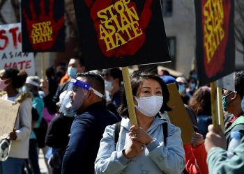 Marchan en Atlanta en apoyo a comunidad asiática tras tiroteos fatales