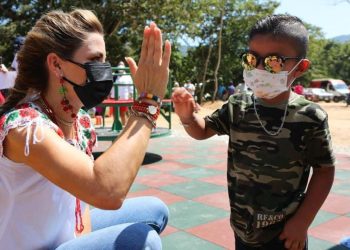 DIF Oaxaca entrega parques incluyentes en la Costa