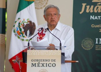 López Obrador aumenta pensión y baja a 65 años la edad para recibirla