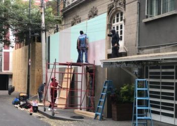 Casa de Andrés Roemer es protegida previo al 8M