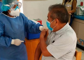 Vacunación en Oaxaca empieza con retraso de dos horas