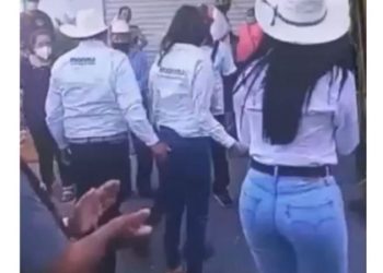 David Monreal manosea a candidata de Morena en pleno mitin