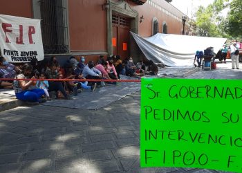 FIPOO monta plantón frente a Casa Oficial en demanda de barda para plantel educativo