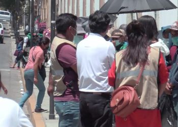 Falta de organización genera larga fila para el cobro de apoyos en Oaxaca