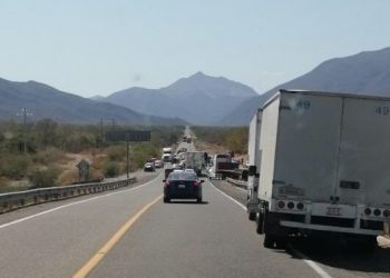 Bloquean carretera 190, impiden el tránsito hacia la capital oaxaqueña