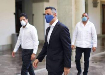 Hago votos porque siga creciendo la industrial del mezcal: Murat Hinojosa