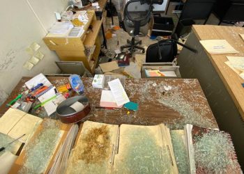 Normalistas vandalizan y saquean oficina del IEEPO