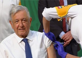 AMLO recibe la primera dosis de la vacuna contra COVID-19