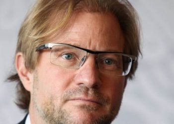 Ordenan detención del escritor Andrés Roemer por violación