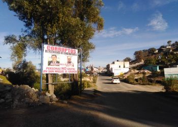 Colocan en la Mixteca lonas de repudio contra Salomón Jara y Sesul Bolaños