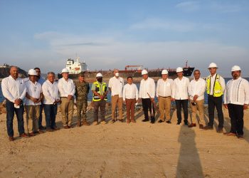 Murat Hinojosa y AMLO supervisan trabajos en Salina Cruz