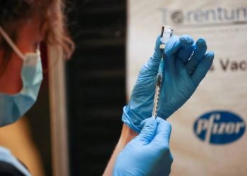 Migrantes son vacunados contra COVID-19 en frontera México-EU