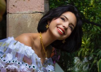 Le llueven las críticas a Ángela Aguilar, a pesar de que no cobró por entonar el Himno Nacional