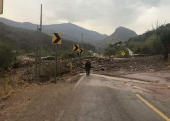 Fuerte lluvia provoca daños en la carretera de San Pedro Totolapan