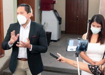 Mujer pierde a su bebe, tras ser golpeada por policía de SLP