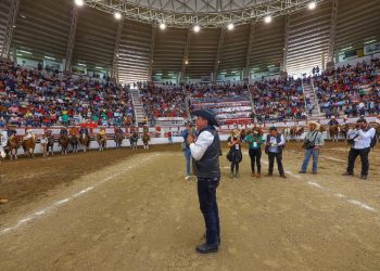 A pesar de semana violenta, David Monreal celebra triunfo con charreada y baile