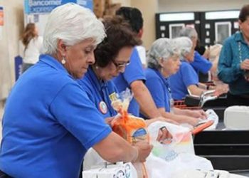 Walmart ya no permitirá abuelitos empacadores en sus tiendas