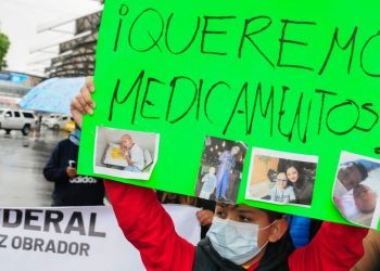 Padres de niños con cáncer cierran paso al Aeropuerto