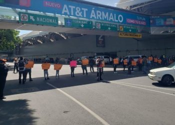 Padres de niños con cáncer bloquean acceso de AICM