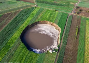 Socavón devora casa de familia Sánchez Xalamihua