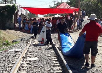 Maestros liberan vía férrea en Michoacán