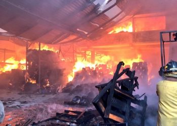 Se registra incendio en fábrica de colchones en Tultitlán